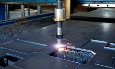 Plasma-cutter-cutting-metal
