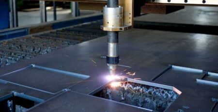 Plasma-cutter-cutting-metal